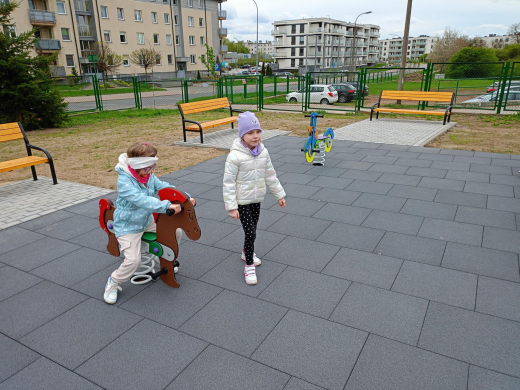 Nowy plac zabaw przy SP nr 8 w Siedlcach jest ogólnodostępny dla wszystkich mieszkańców miasta i dostosowany do potrzeb osób z niepełnosprawnością ruchową