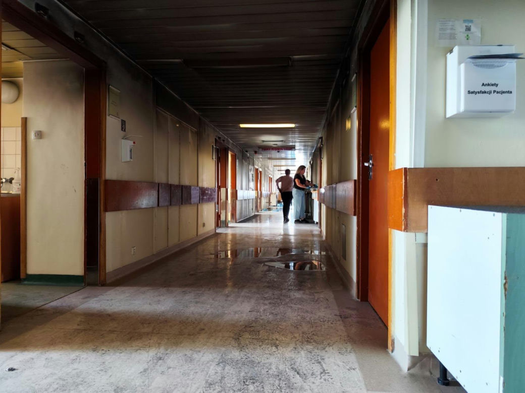 Pielęgniarki na kolanach wywoziły pacjentów przykutych do łóżek! Horror w krakowskim szpitalu