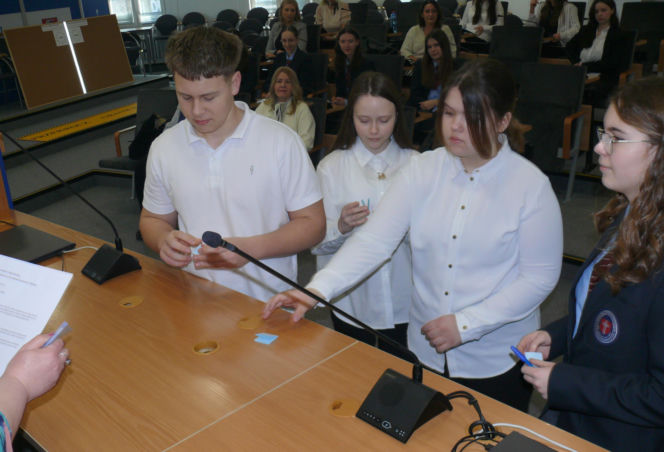 W Siedlcach odbyła się debata uczniów szkół podstawowych pt. „Czy pokolenia potrafią jeszcze ze sobą rozmawiać?”