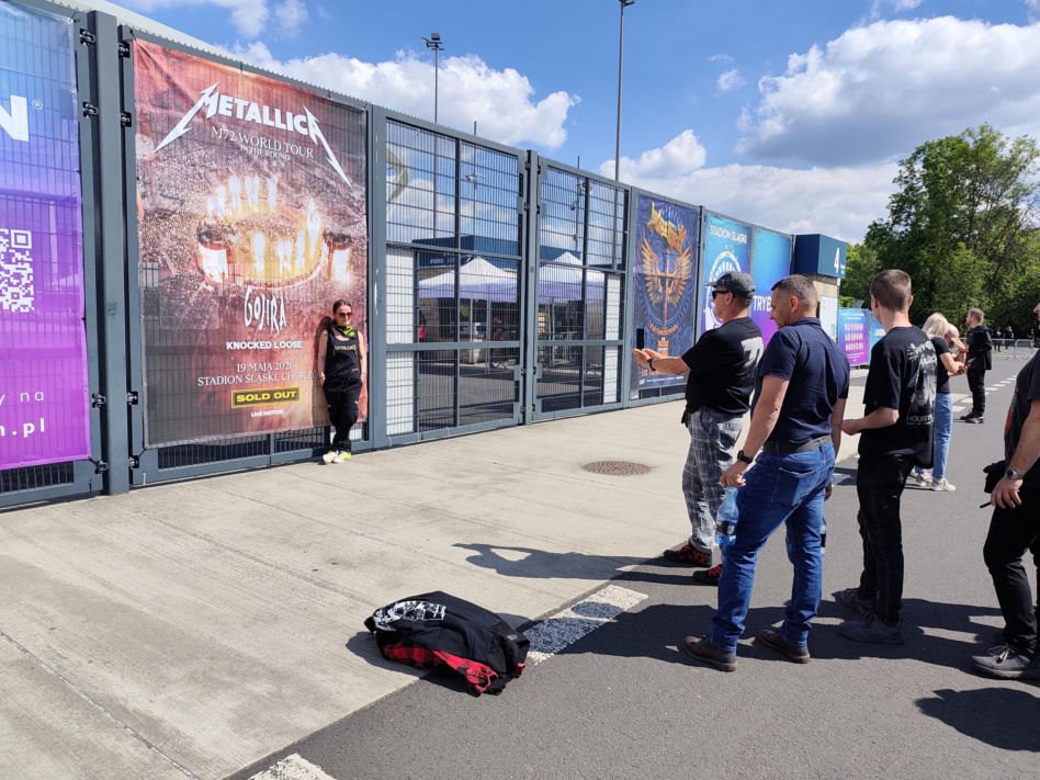 Długie kolejki i tłum fanów przed koncertem Metaliki