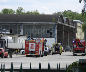 Kierowca ciężarówki zasłabł i wjechał w ścianę budynku na Białołęce