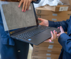 Ponad 300 laptopów trafi do ukraińskich uczniów. „Pozwolą młodym uchodźcom kontynuować naukę”