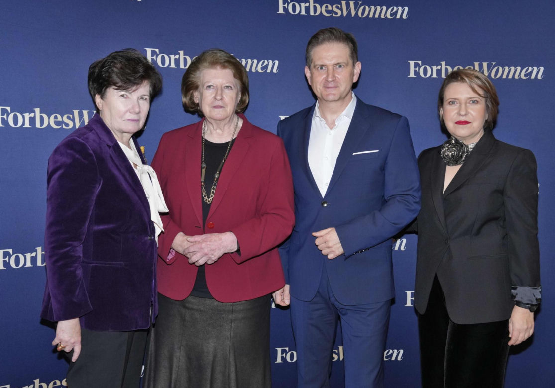 Była pierwszą kobietą na stanowisku premiera III RP. Już po roku złożyła dymisję