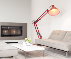 Mega lampa podłogowa jako oświetlenie sofy
