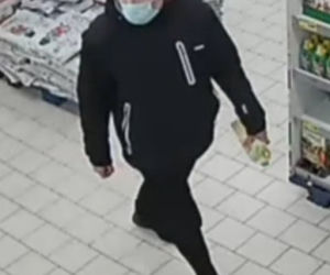 Opluł i skopał ekspedientkę. Tego mężczyzny szuka policja z Bydgoszczy