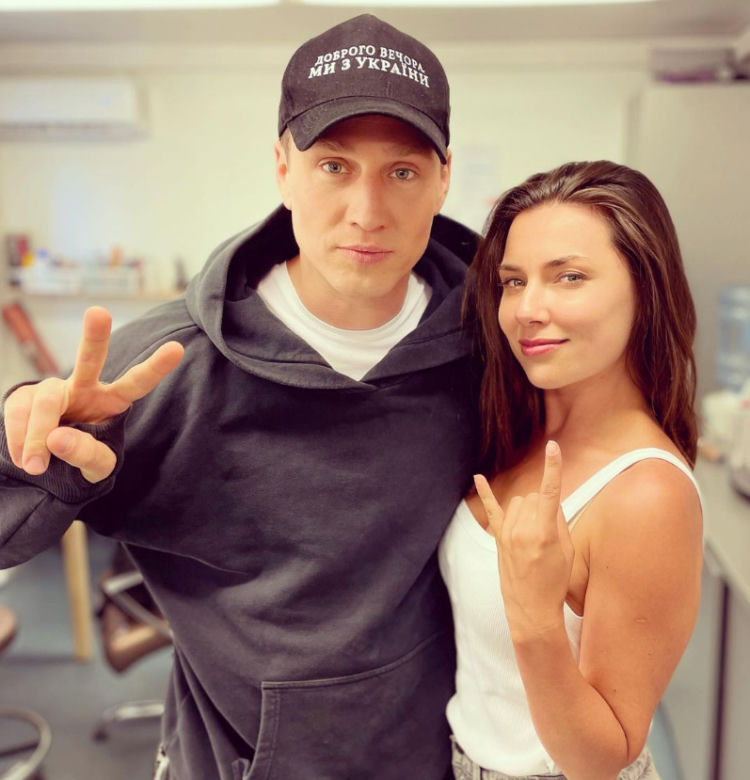 Na dobre i na złe po wakacjach 2022. Michał Wilczewski (Mateusz Janicki), Olena (Tetiana Malkova) na planie