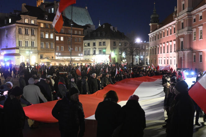 Marsz Pamięci PiS przeszedł ulicami Warszawy. To już 16 lat po katastrofie smoleńskiej