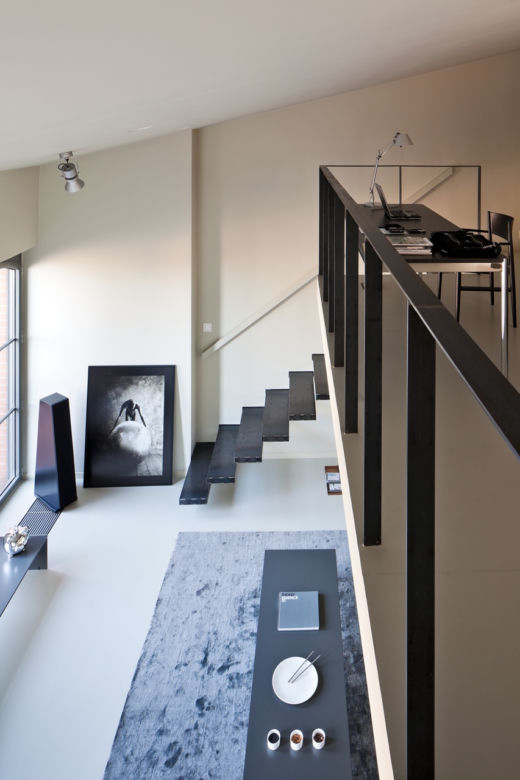 Domowe biuro architekta na antresoli w mieszkaniu