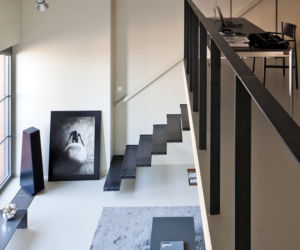 Domowe biuro architekta na antresoli w mieszkaniu