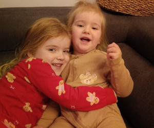 Waldemar Nawrocki i Adrian Domalewski pomagają Anielce