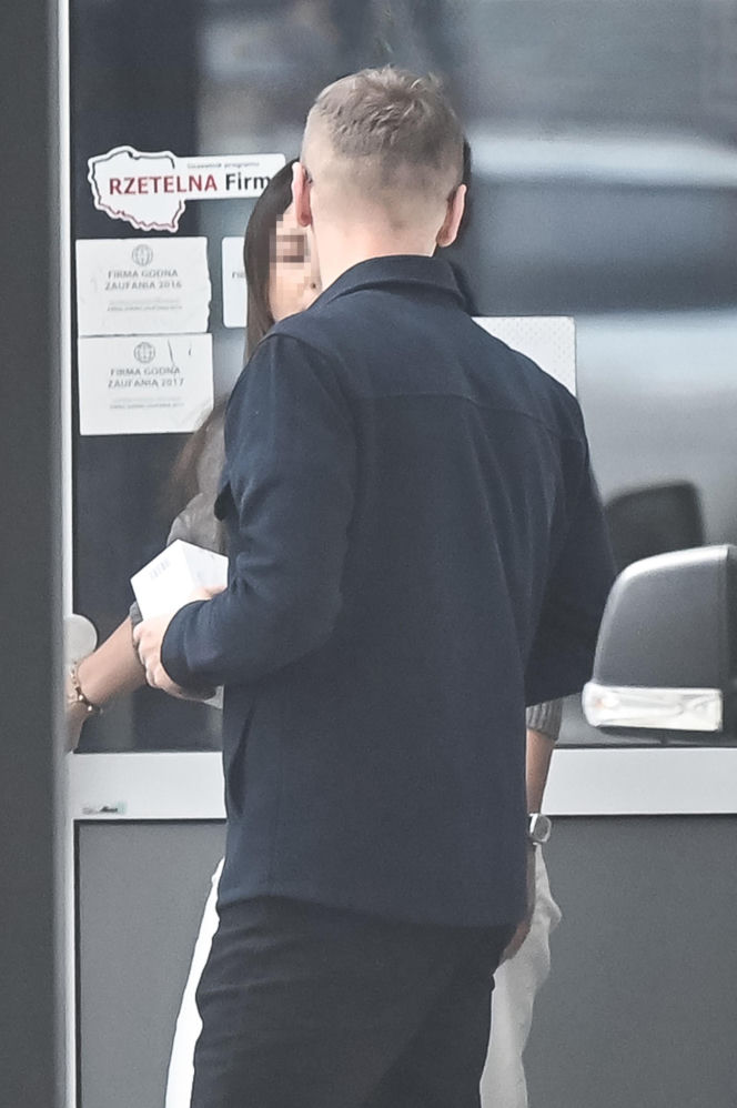 Marcin Mroczek z dziewczyną w cukierni