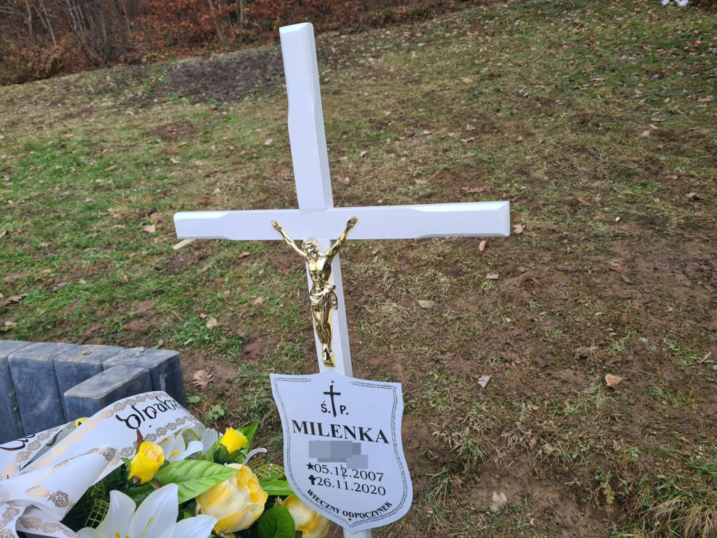 Bykowce: Grób młodziutkiej Milenki. 13-letnia dziewczynka popełniła samobójstwo  [ZDJĘCIA]