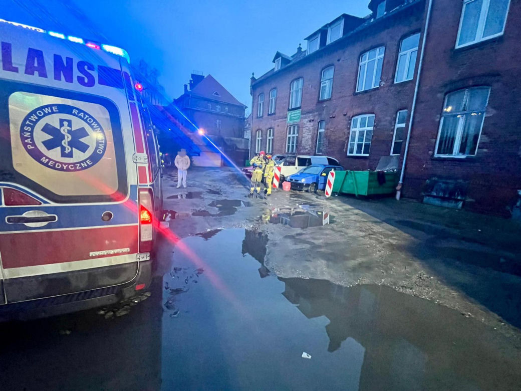 Malbork. Pożar busa na parkingu. Strażacy wyciągnęli z pojazdu nieprzytomnego mężczyznę [ZDJĘCIA].