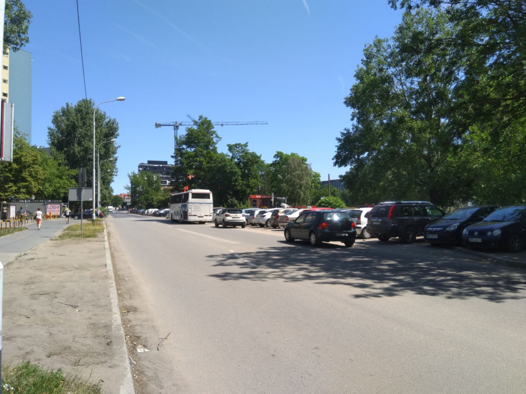 Idą na wojnę z dzikim parkowaniem na osiedlu Powstańców Śląskich. Zniknąć ma m.in. klepisko przy Sky Towerze
