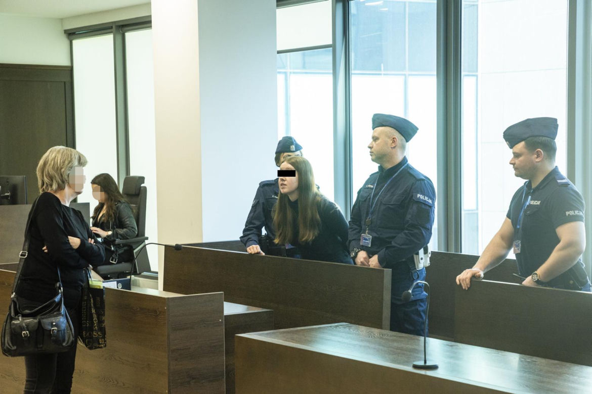 Karolina miała karmić Leosia mlekiem z wodą z kranu. Damian miał chodzić pijany. Sąsiedzi wzywali opiekę społeczną