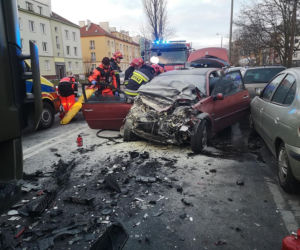 Groźny wypadek na Powstańców Warszawy w Bydgoszczy! Kierowca był uwięziony w aucie! [ZDJĘCIA]