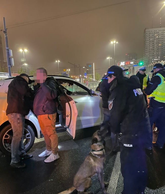 Wielka akcja policji w Warszawie. Sprawdzili kierowców popularnych aplikacji. Aż 12 osób zatrzymanych!