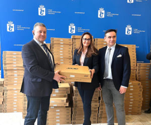 Ponad 300 laptopów trafi do ukraińskich uczniów. „Pozwolą młodym uchodźcom kontynuować naukę”