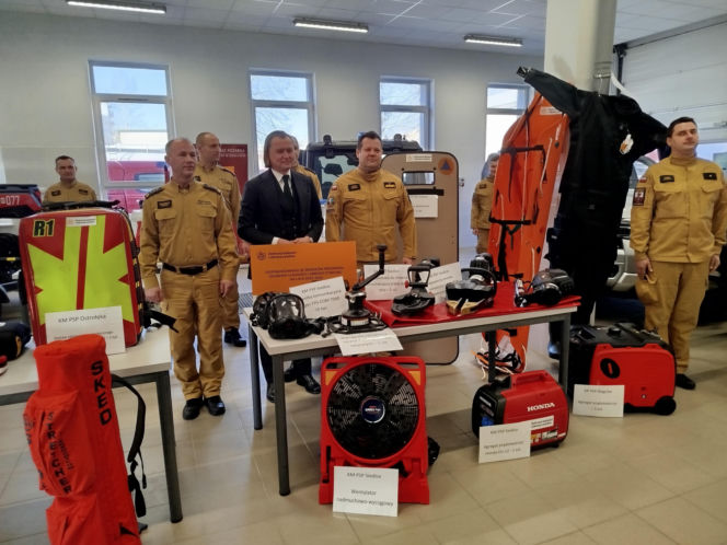 Nowy sprzęt trafi do strażaków z Siedlec, Łosic, Makowa Mazowieckiego, Ostrołęki, Ostrowi Mazowieckiej, Pułtuska, Sokołowa Podlaskiego, Węgrowa i Wyszkowa