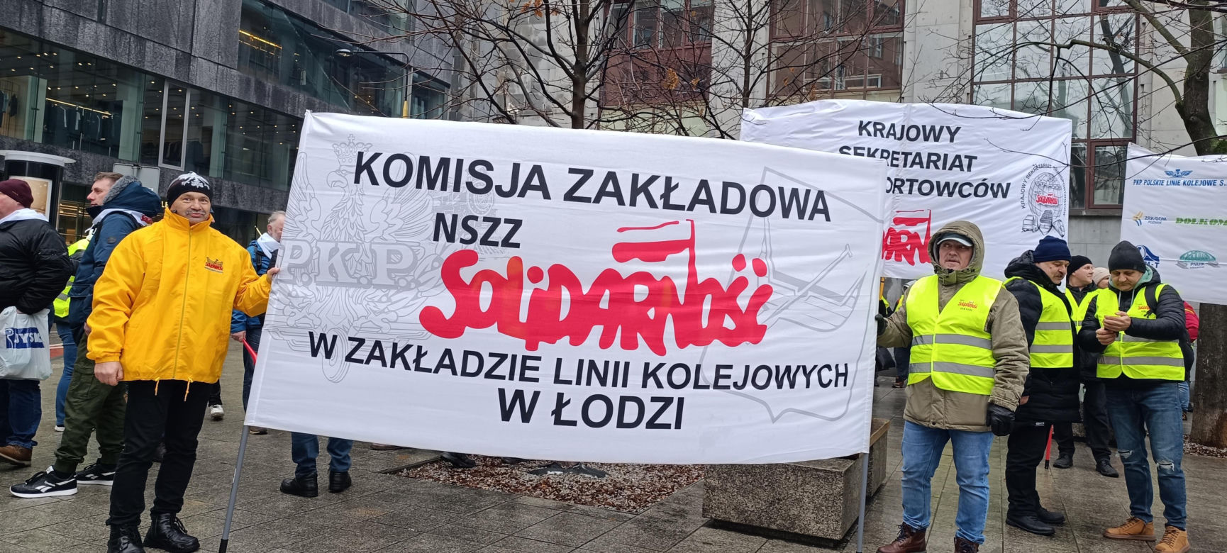 Komunikacyjny chaos w Warszawie. Autobusy i tramwaje stanęły. Na objazdach ponad 20 linii
