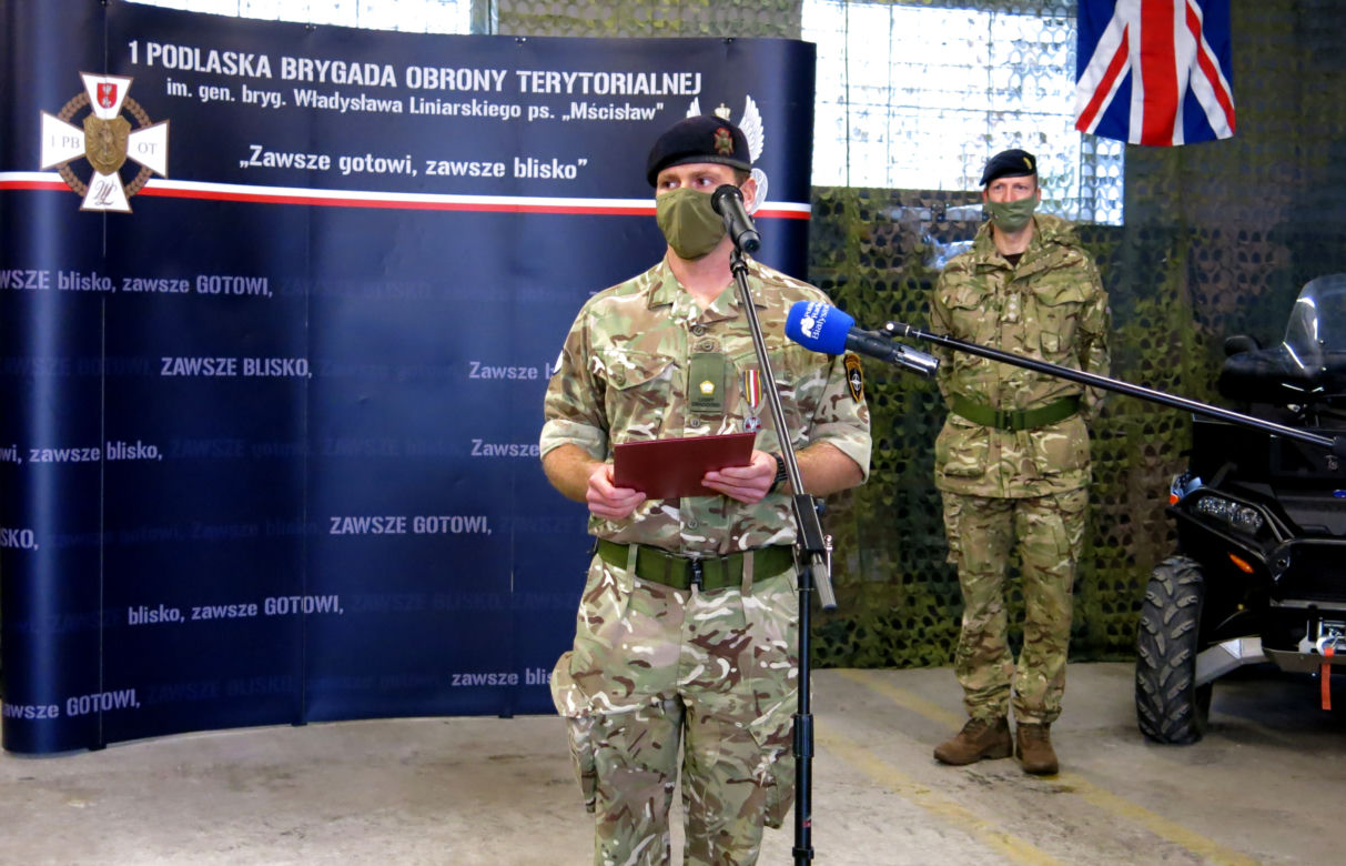 Białystok. Brytyjski oficer mjr Luke Dodington otrzymał Srebrny Medal Wojska Polskiego