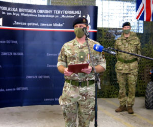 Białystok. Brytyjski oficer mjr Luke Dodington otrzymał Srebrny Medal Wojska Polskiego