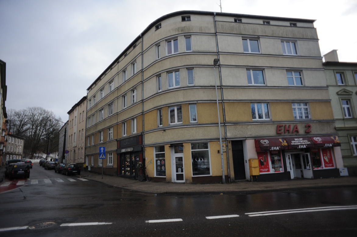 Koszalin: Dziecko wypadło z okna trzeciego piętra kamienicy