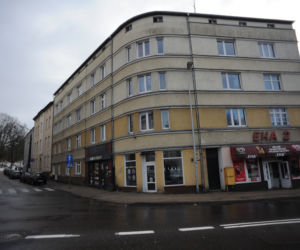 Koszalin: Dziecko wypadło z okna trzeciego piętra kamienicy