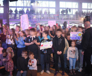 Roxie Węgiel z gołym brzuchem śpiewa dla najmłodszych