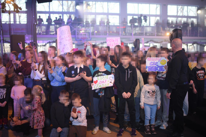 Roxie Węgiel z gołym brzuchem śpiewa dla najmłodszych