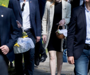 Kinga Duda z ojcem i dziadkiem na wielkanocnym święceniu 
