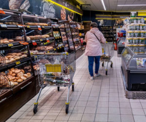 Tłumy w Biedronce. Ogromne promocje na masło, mleko, twaróg, kawę i wiele innych