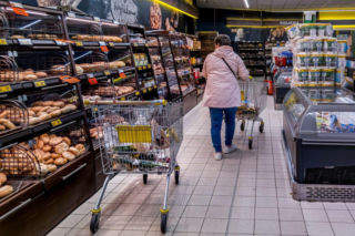 Tłumy w Biedronce. Ogromne promocje na masło, mleko, twaróg, kawę i wiele innych