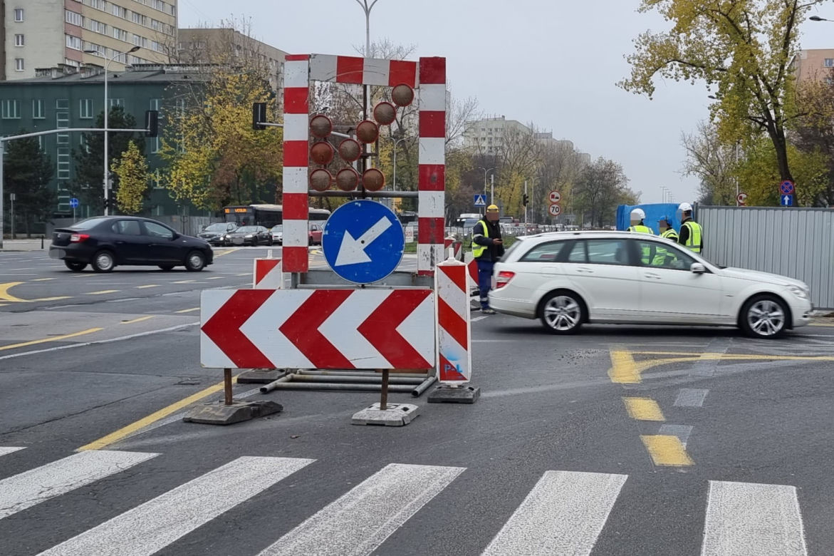 Poważna awaria na Mokotowie. Woda podmyła asfalt, wielkie utrudnienia