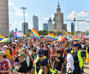 Parada Równości 2021 w Warszawie: ogromne siły policji w centrum miasta	