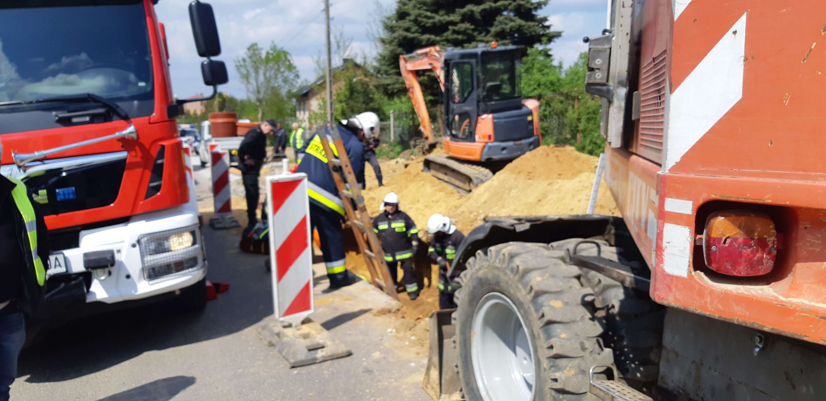 Robotnik ZASYPANY w głębokim wykopie. UDUSIŁ SIĘ pod ziemią. KOSZMAR w Łódzkiem