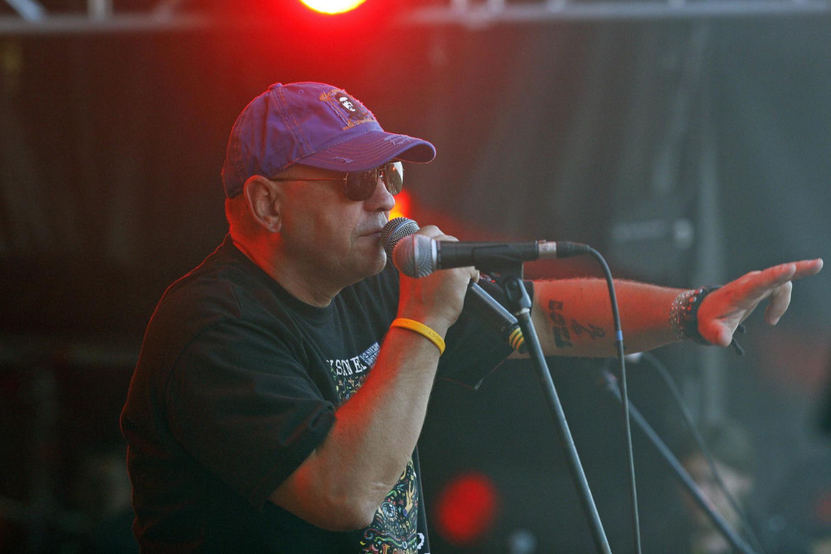 Jerzy Owsiak na przestrzeni lat. Tak zmieniał się jego charakterystyczny wizerunek