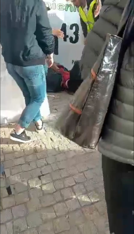 Wielka ewakuacja na Krakowskim Przedmieściu. Mężczyzna położył pocisk na trakcie
