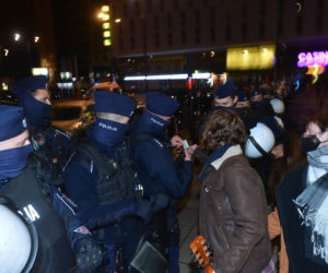 Co policjant dał temu mężczyźnie?!