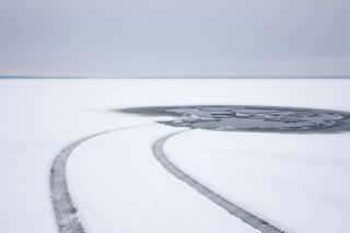 Samochód pod lodem. Jak głupota w pogoni za lajkami prawie kosztowała ich wolność?