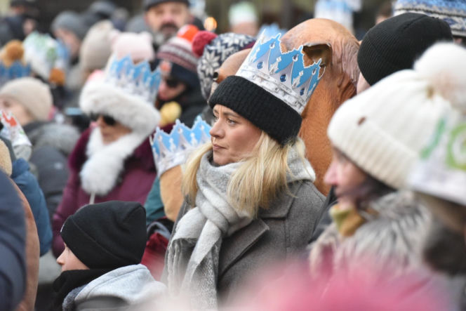 Orszak Trzech Króli 2026 w Toruniu. Zdjęcia z samego serca starówki