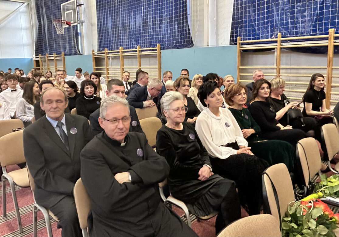 Uczniowie pierwszych klas w Kleczewie ślubowali na nowy sztandar