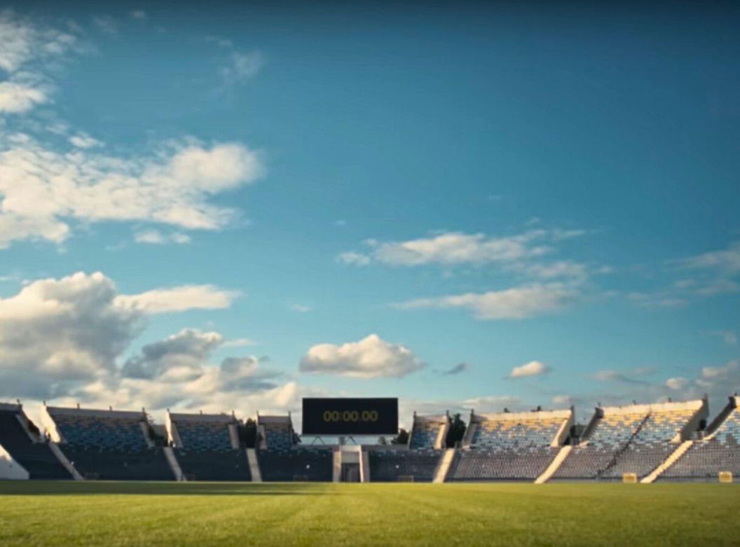 W kilka dni 8 mln osób zobaczyło bydgoski stadion w reklamie. Apple szukało do spotu takiego niezbyt nowoczesnego  