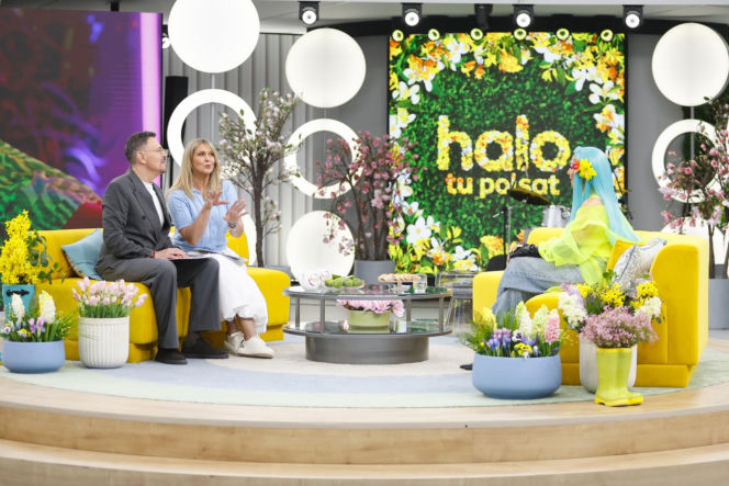 Cleo w niebieskich włosach