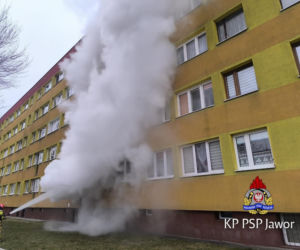 Pożar mieszkania. Płomienie wydostawały się na zewnątrz. Nie żyje jedna osoba