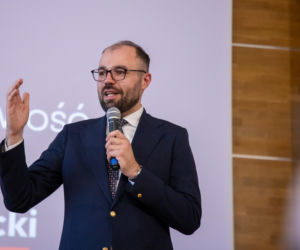 Mateusz Morawiecki i szychy z PiS w Toruniu. Spotkanie w sali widowiskowej Muzeum Etnograficznego im. Marii Znamierowskiej-Prüfferowej