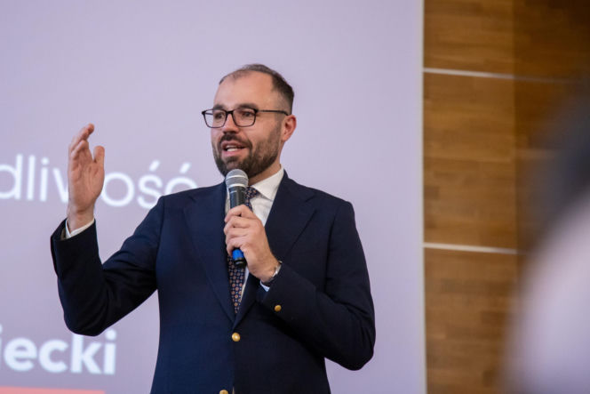 Mateusz Morawiecki i szychy z PiS w Toruniu. Spotkanie w sali widowiskowej Muzeum Etnograficznego im. Marii Znamierowskiej-Prüfferowej