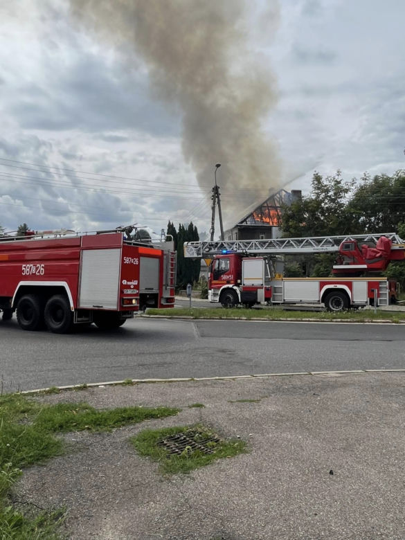 Pożar domu w Rybniku-Boguszowicach. W środku znajdowali się bezdomni