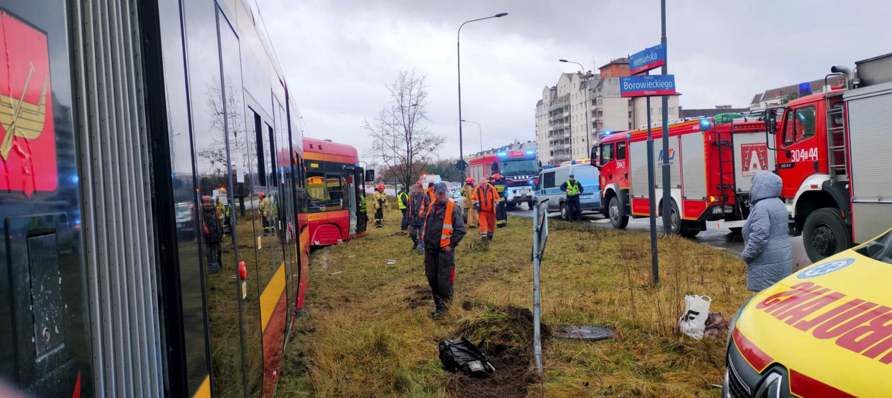Koszmarny wypadek w Łodzi. Tramwaj i osobówka zderzyły się na Hetmańskiej [ZDJĘCIA].