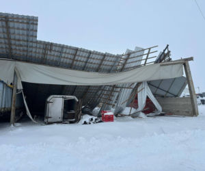 Dach hali magazynowej runął pod ciężarem śniegu. O krok od tragedii